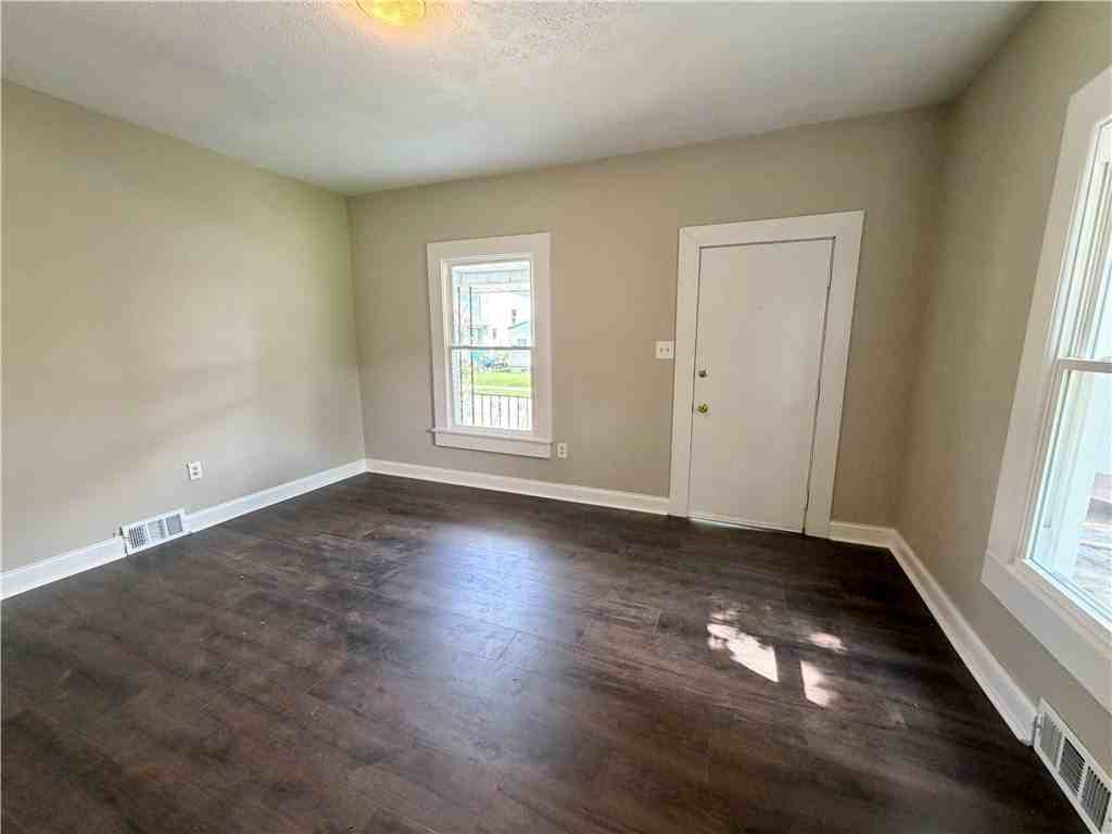 1112 Pollock Ave - Photo 2 of 21