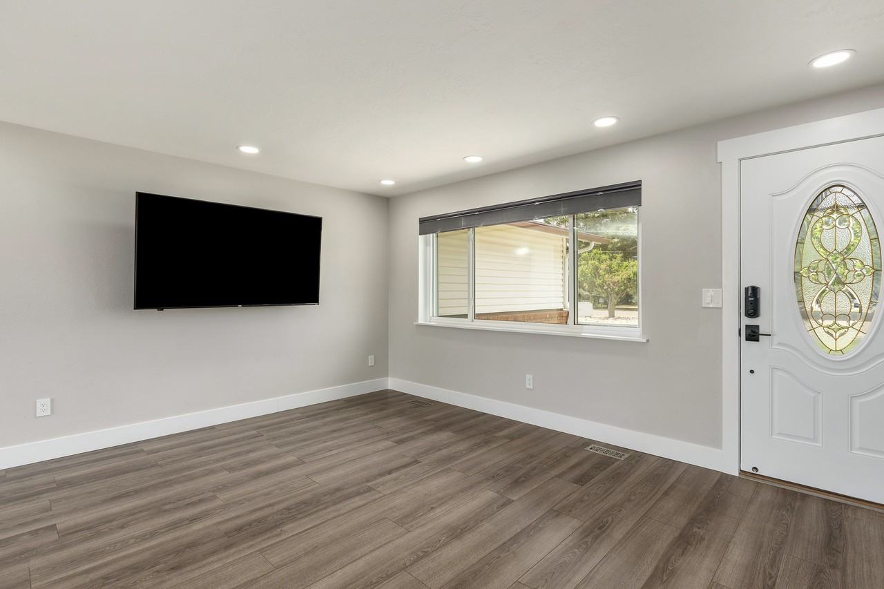 Nw Tennant Ave - Photo 7 of 11