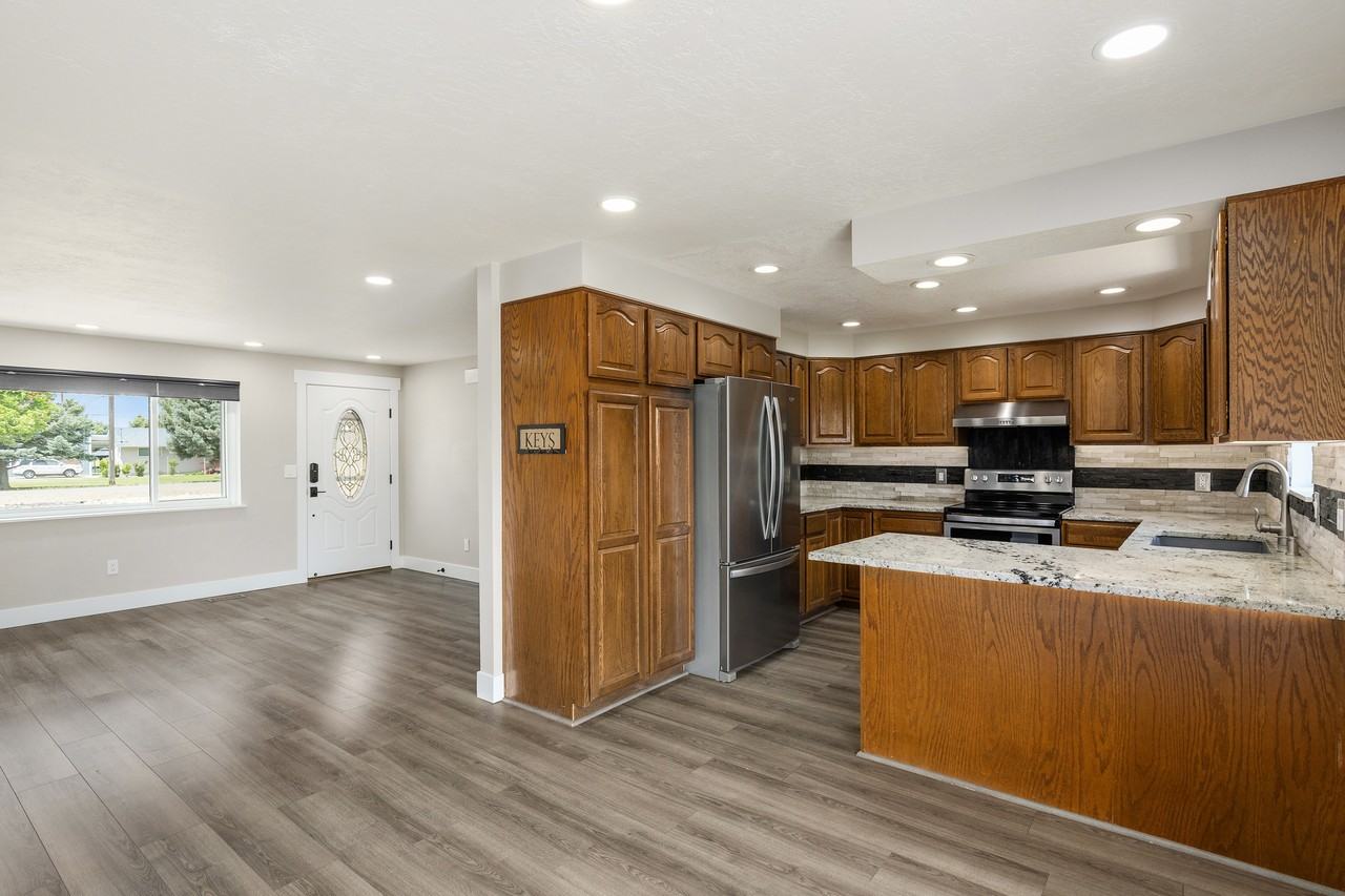 Nw Tennant Ave - Photo 4 of 11