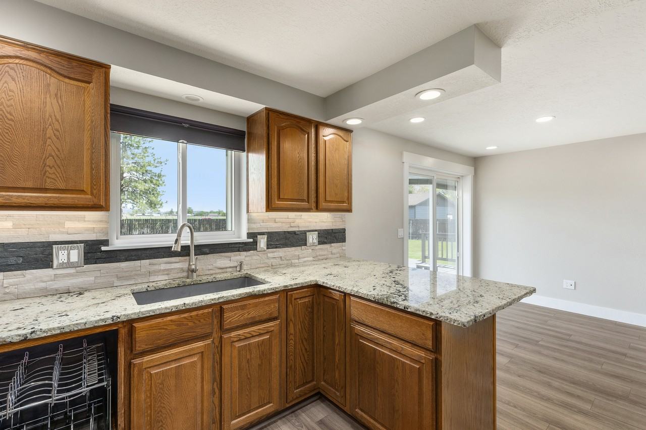 Nw Tennant Ave - Photo 5 of 11