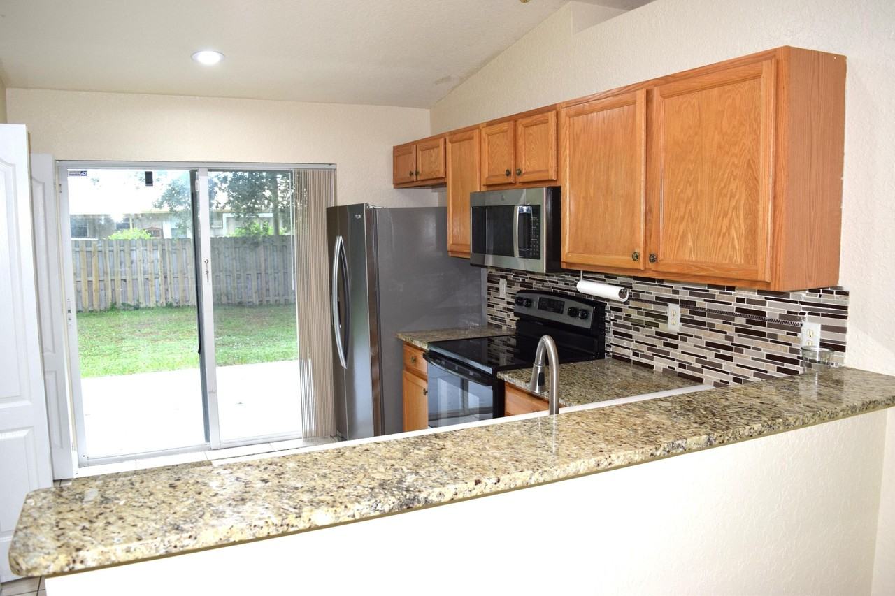 425 Perry Ave - Photo 2 of 17