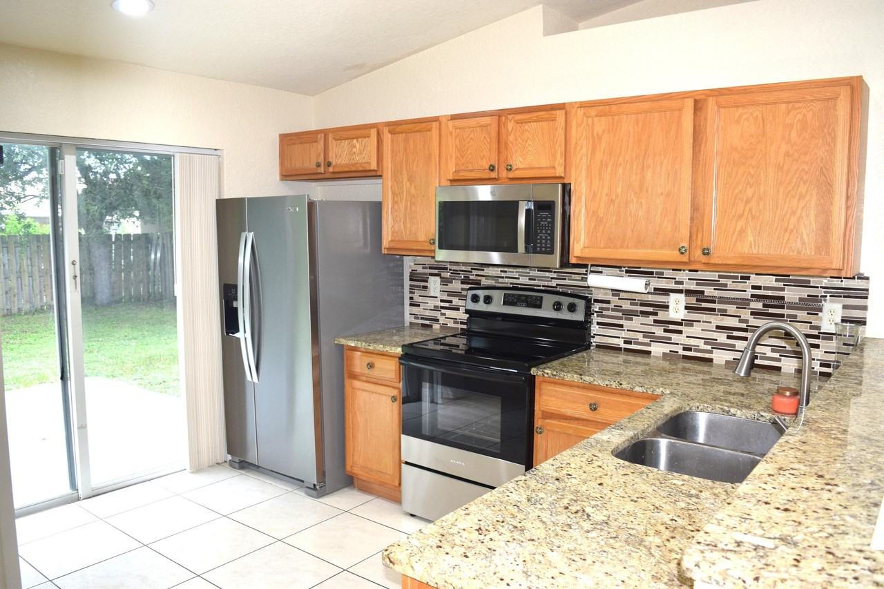 425 Perry Ave - Photo 3 of 17