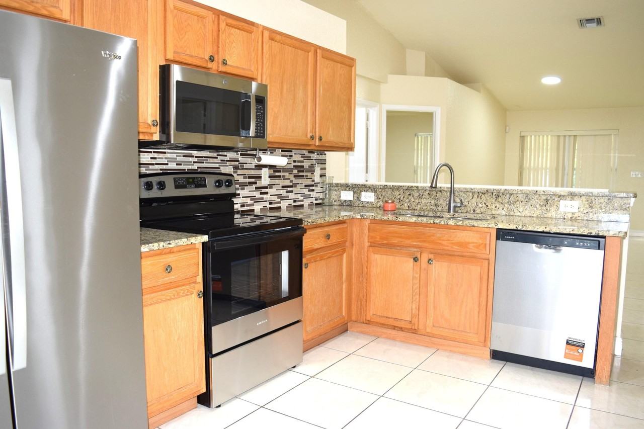 425 Perry Ave - Photo 4 of 17