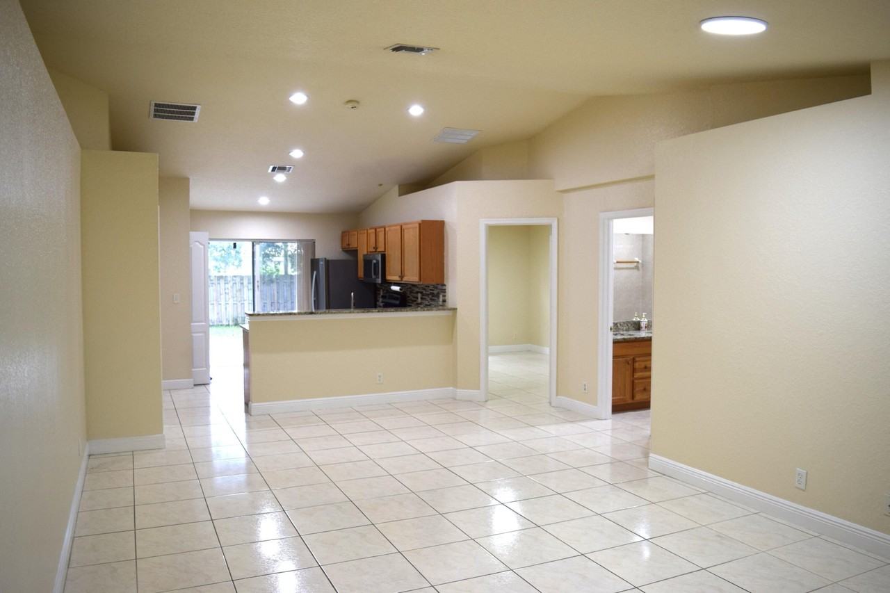 425 Perry Ave - Photo 5 of 17