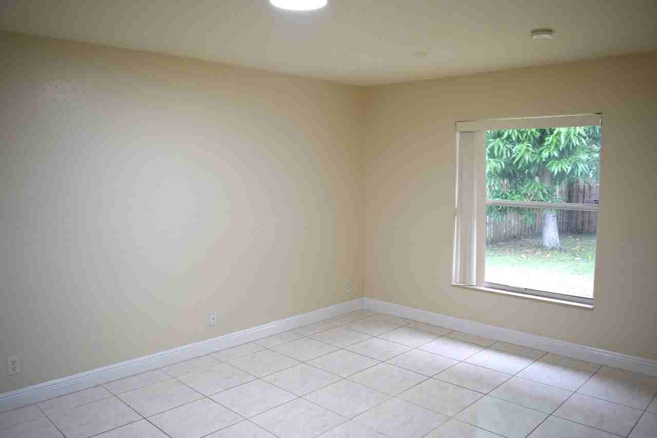 425 Perry Ave - Photo 7 of 17