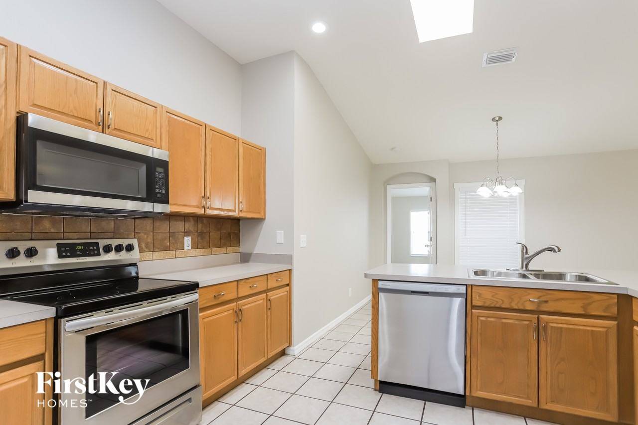 4501 Compass Oaks Dr - Photo 4 of 15