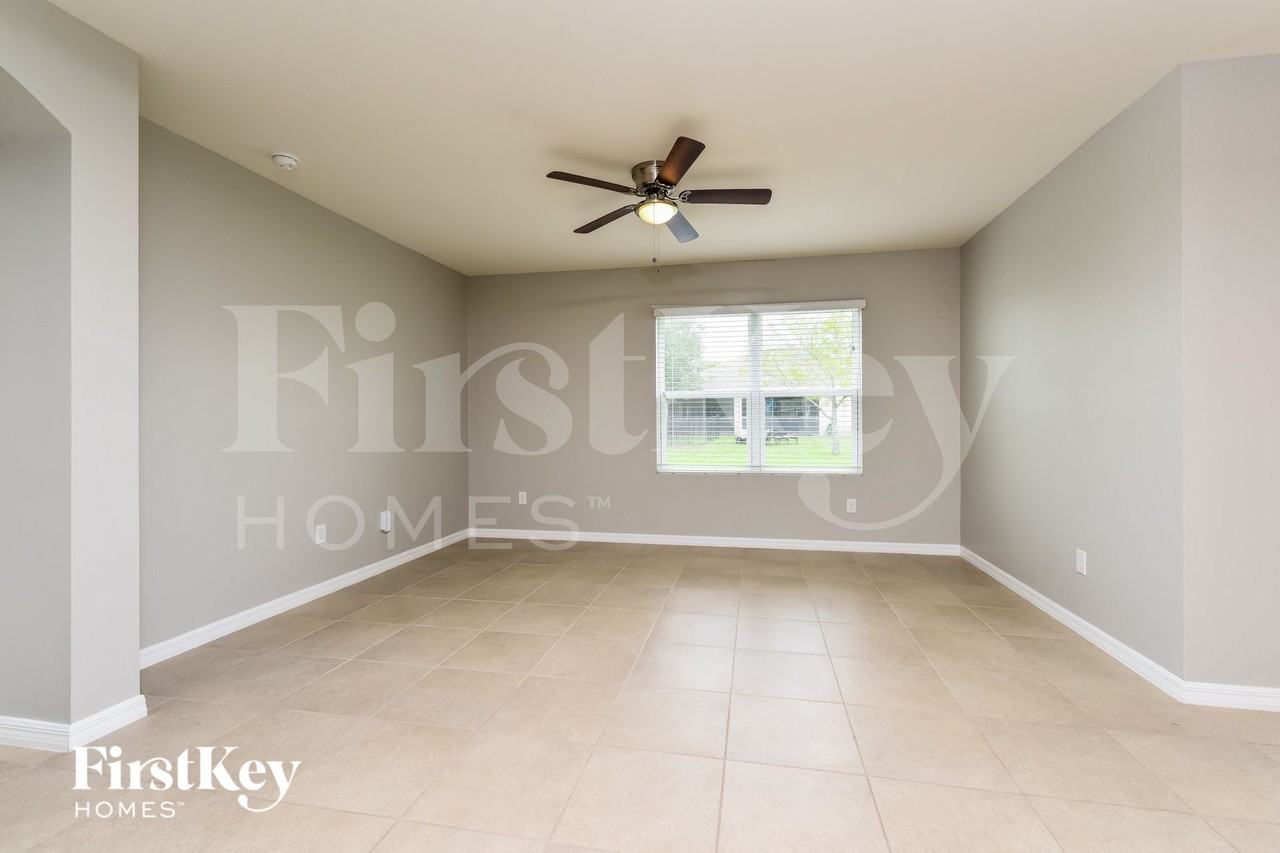 3016 Sw 3rd Pl - Photo 3 of 16