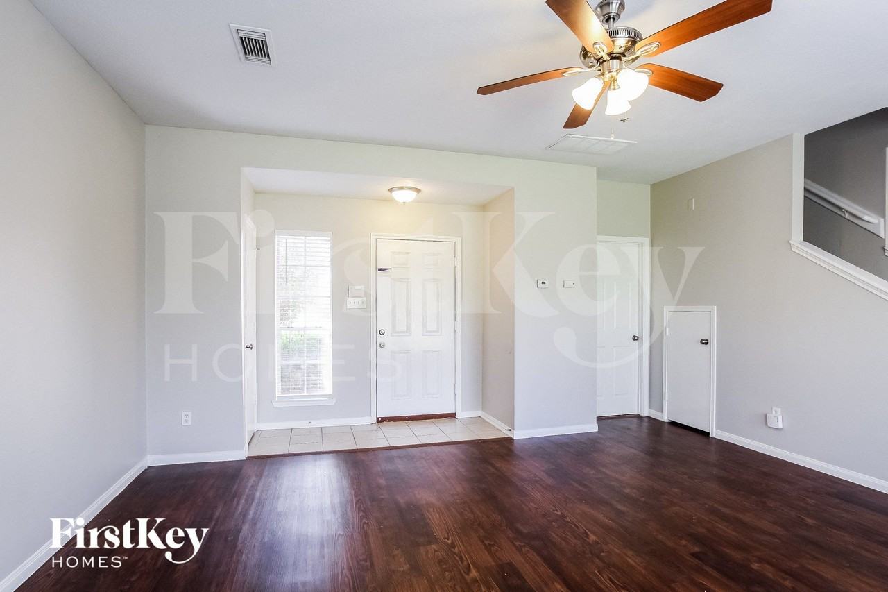 17014 Carbridge Dr - Photo 3 of 10