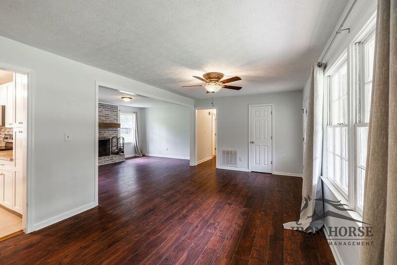 1190 Arrowhead Rd - Photo 4 of 29