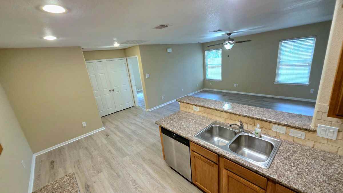 16800 Crestmont - Photo 4 of 18