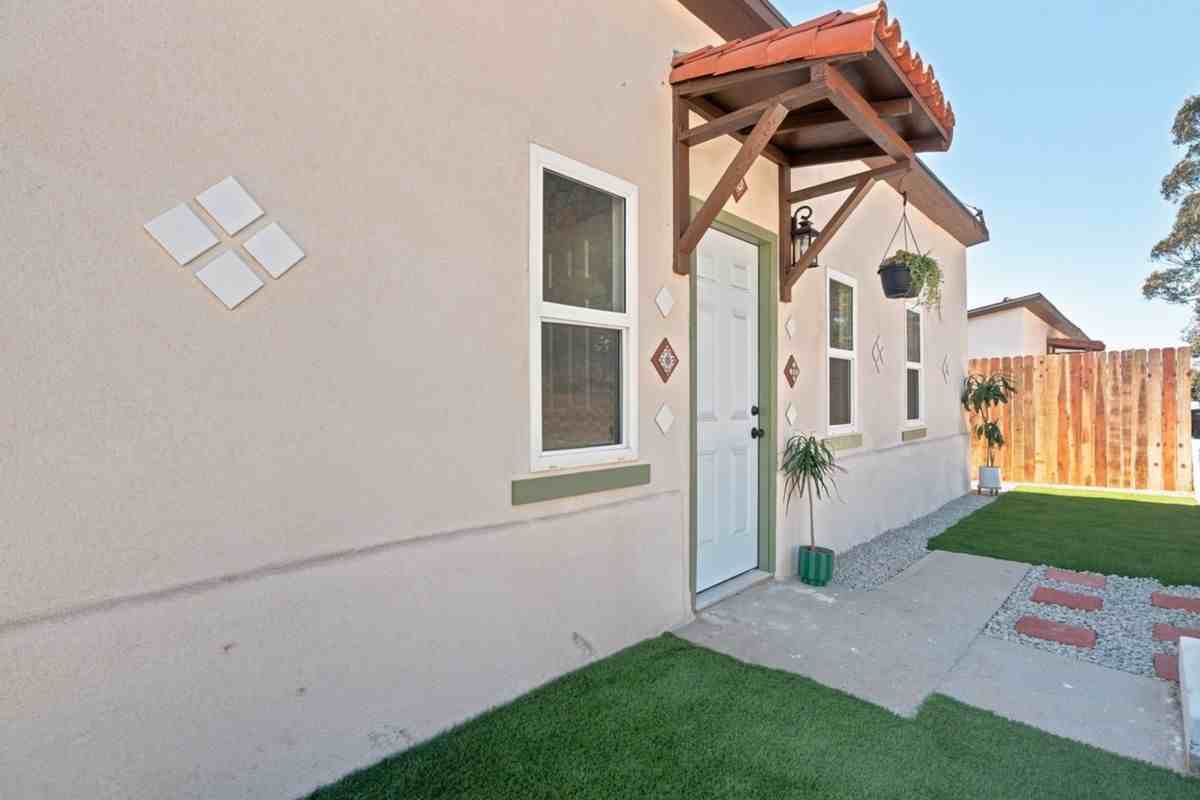 2641 E 18th St - Photo 3 of 15