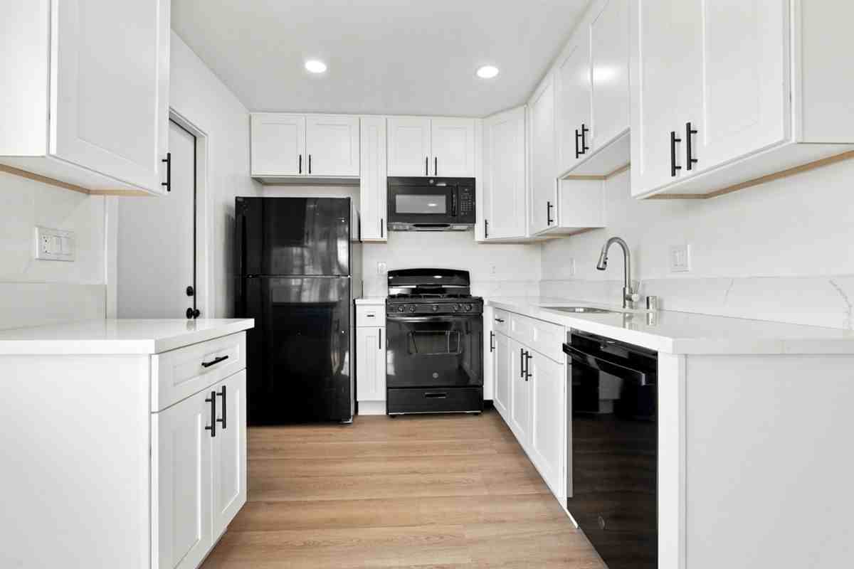 2645 E 18th St - Photo 4 of 21