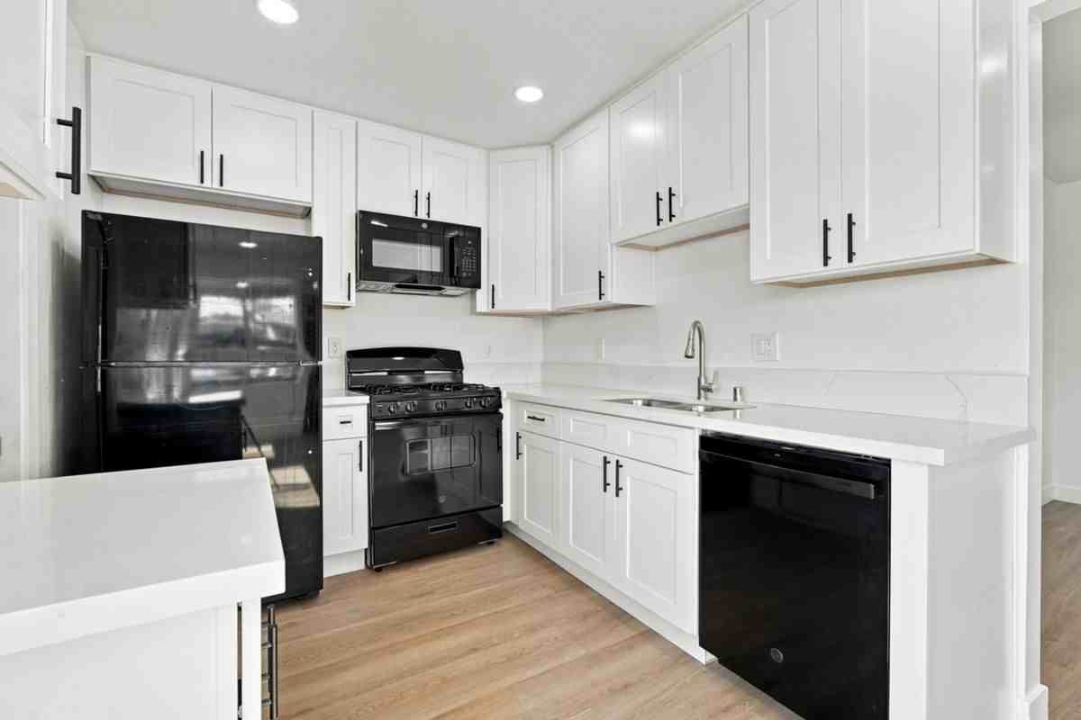 2645 E 18th St - Photo 5 of 21