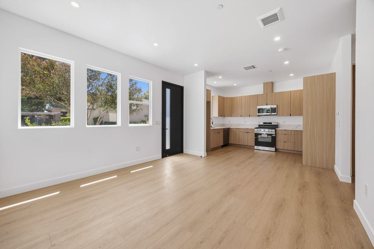 7647 Melvin Ave - Photo 3 of 7