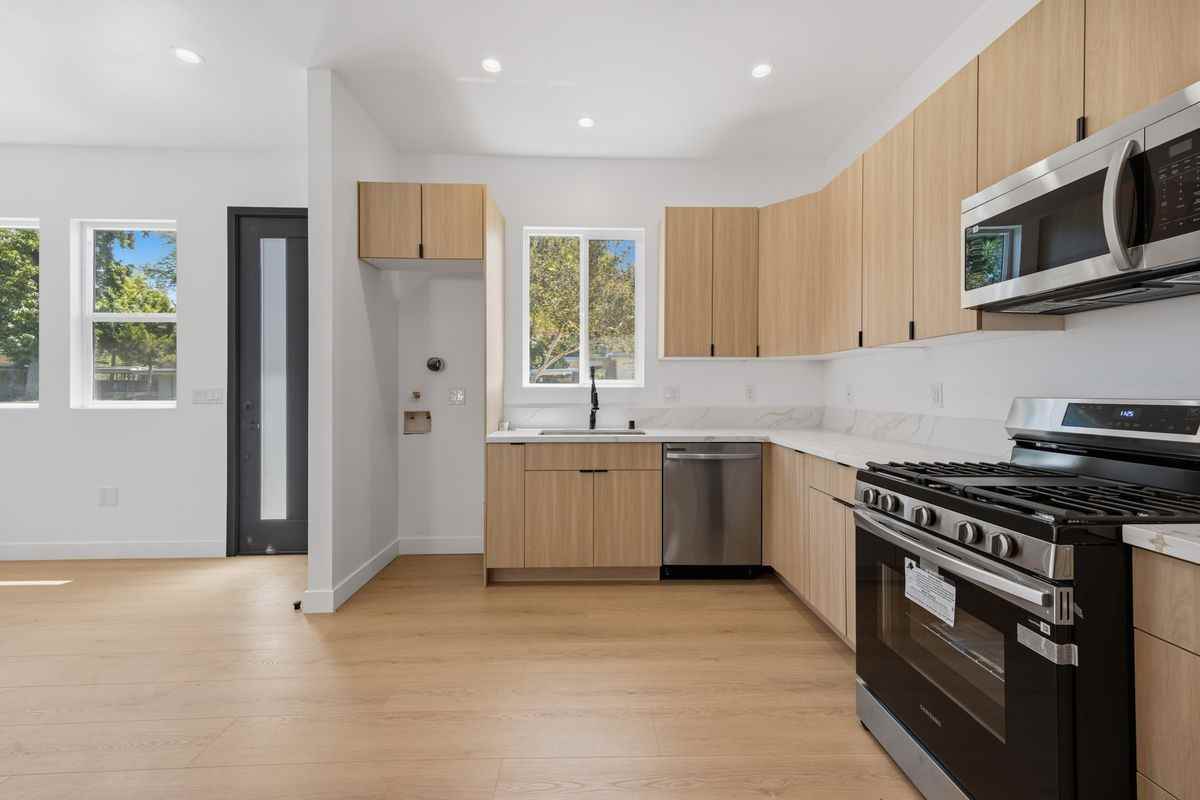 7647 Melvin Ave - Photo 5 of 7