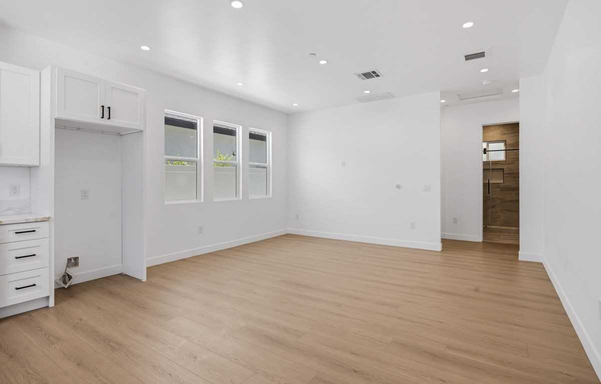 7649 Melvin Ave - Photo 4 of 5