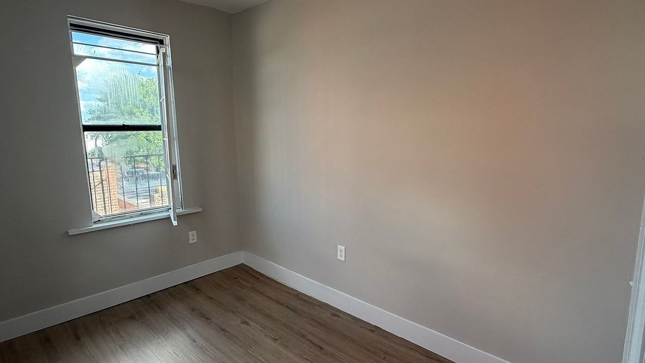 3731 Crescent St - Photo 3 of 5