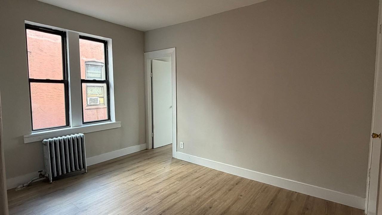 3731 Crescent St - Photo 4 of 5