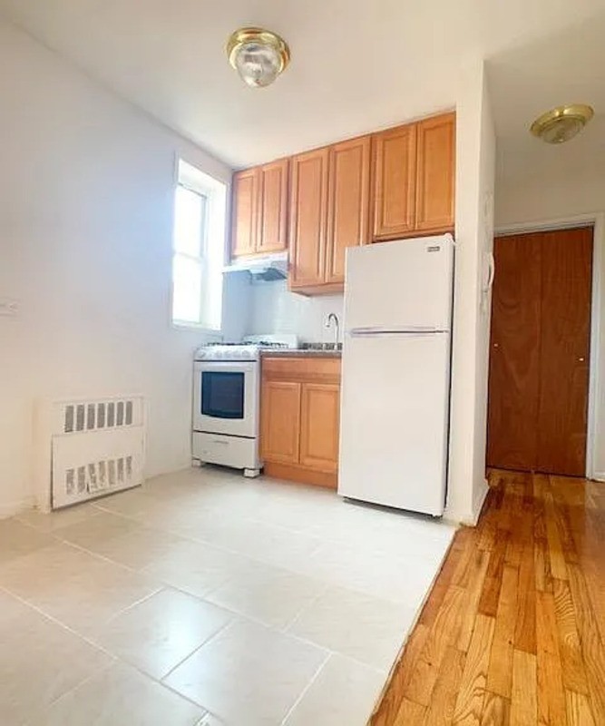 241 Bay 38th St #3 - Photo 3 of 6