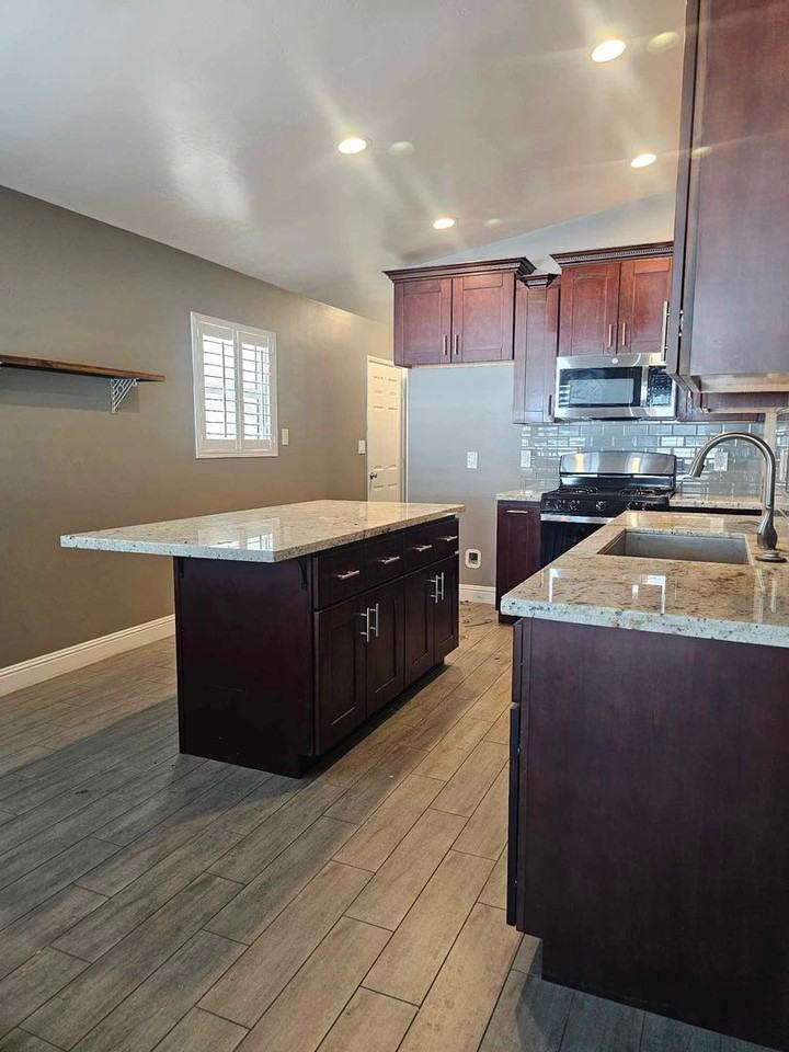 2975 Robin Rd - Photo 2 of 50
