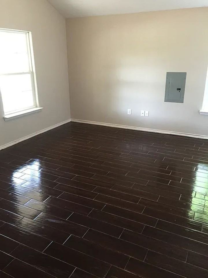 935 19th St - Photo 4 of 11