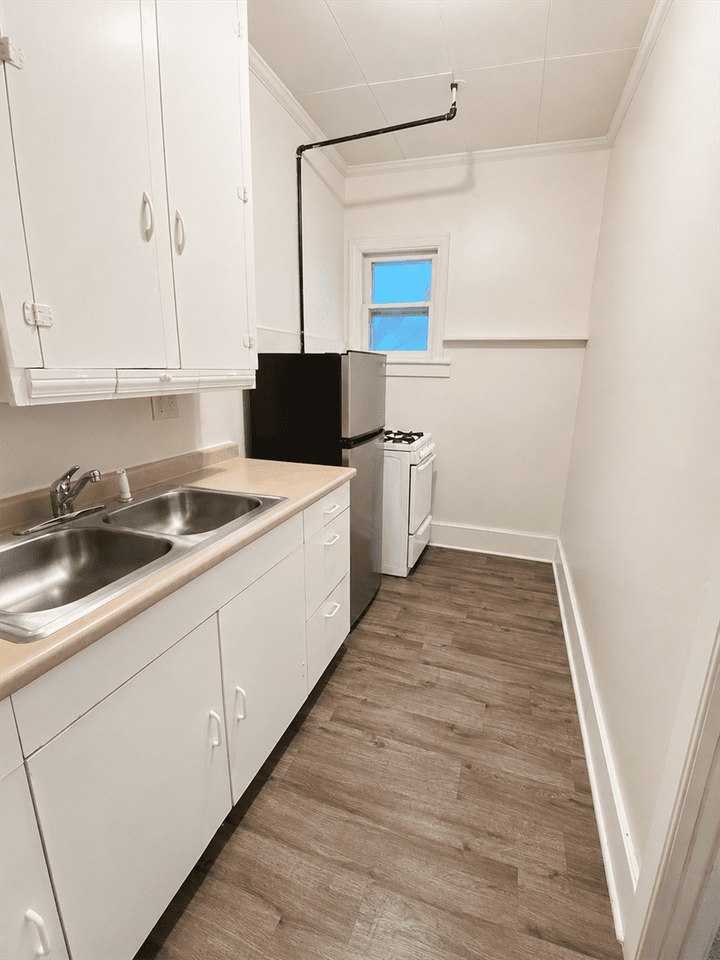 613 1st St #3 - Photo 3 of 9