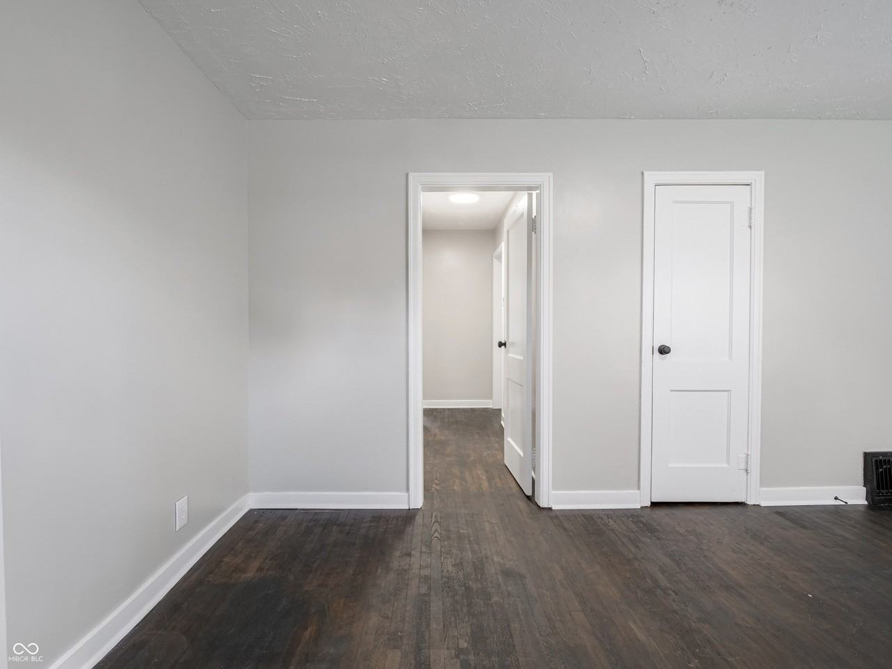 865 Graham St - Photo 7 of 44