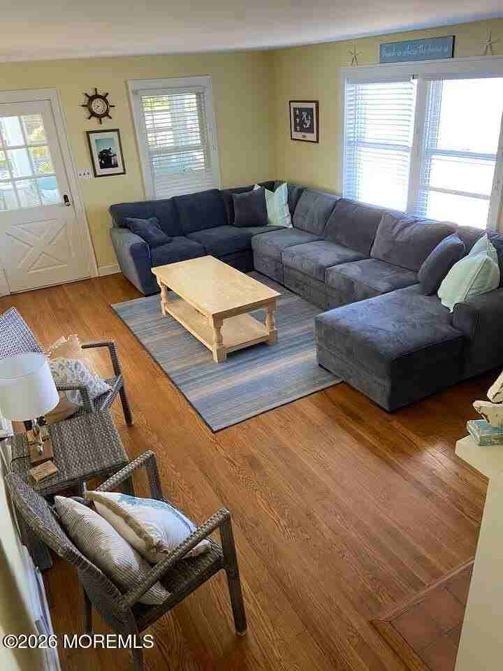 16 N Bayview Ave - Photo 2 of 33