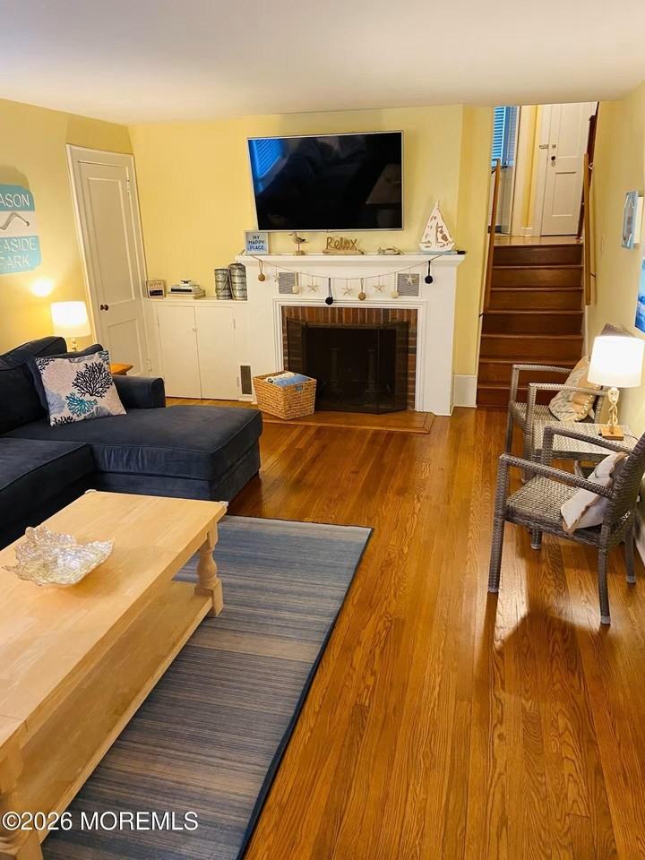 16 N Bayview Ave - Photo 3 of 33