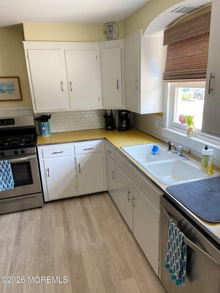 16 N Bayview Ave - Photo 4 of 33