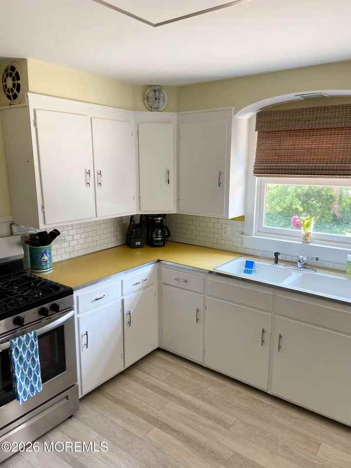 16 N Bayview Ave - Photo 5 of 33