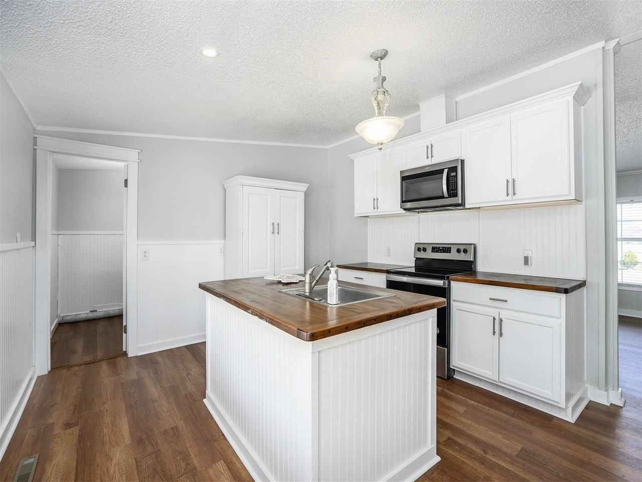 9558 Diamond Ave - Photo 2 of 17