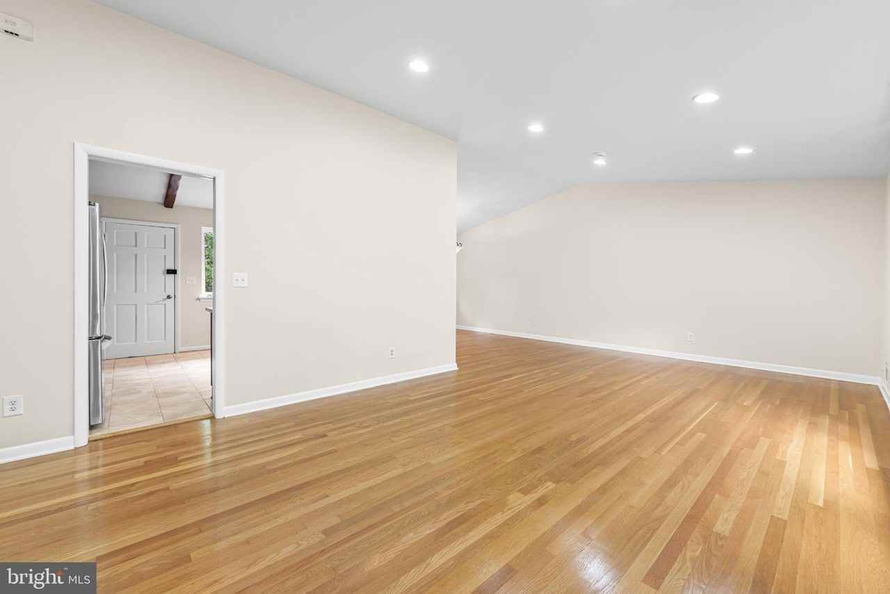 9813 Inglemere Dr - Photo 3 of 14