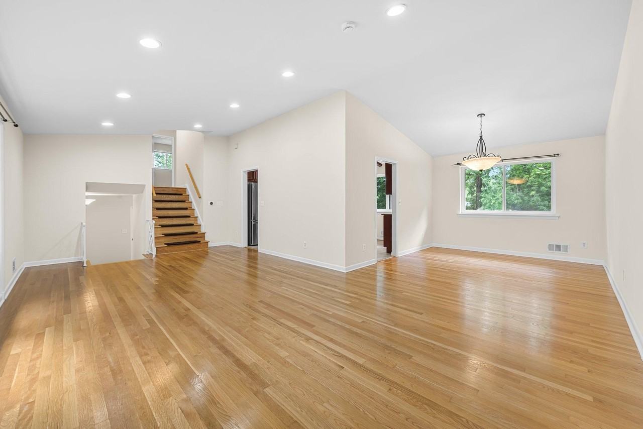 9813 Inglemere Dr - Photo 4 of 14