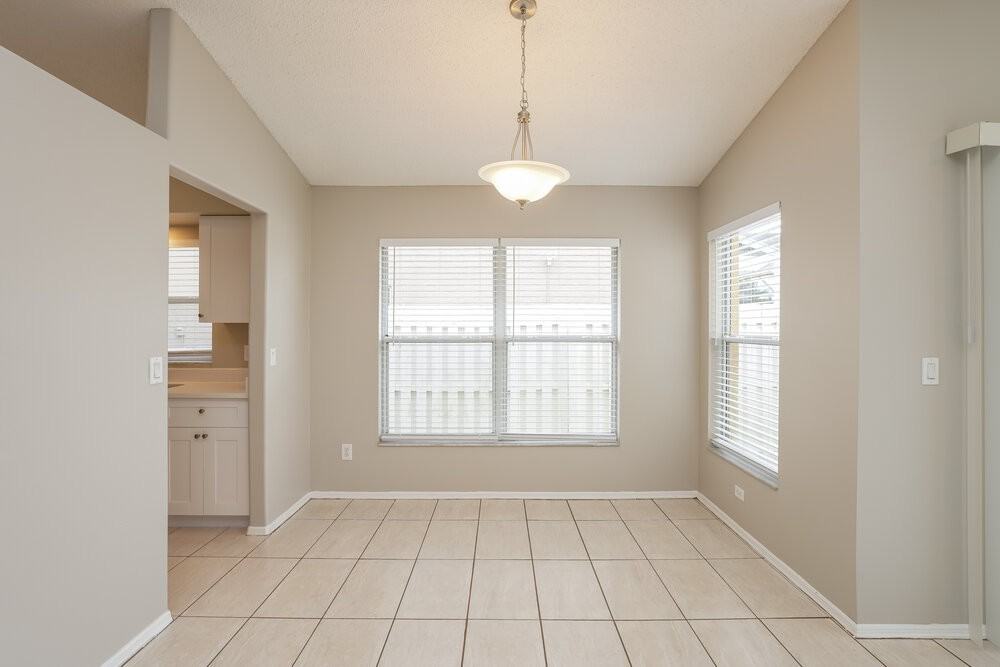 13318 Greenpointe Dr - Photo 4 of 16