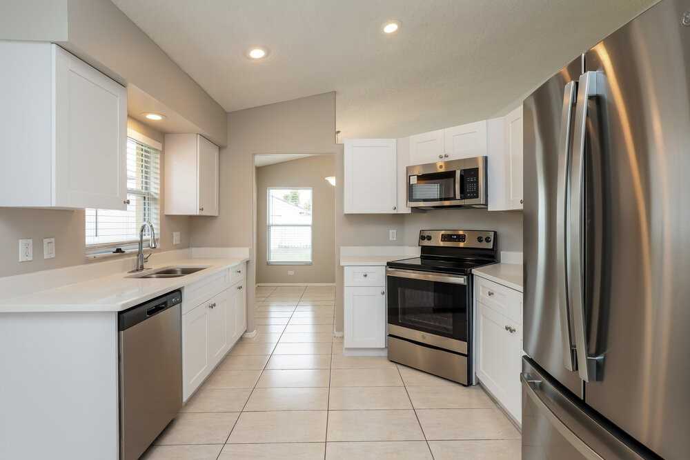 13318 Greenpointe Dr - Photo 5 of 16