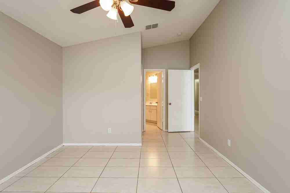 13318 Greenpointe Dr - Photo 6 of 16