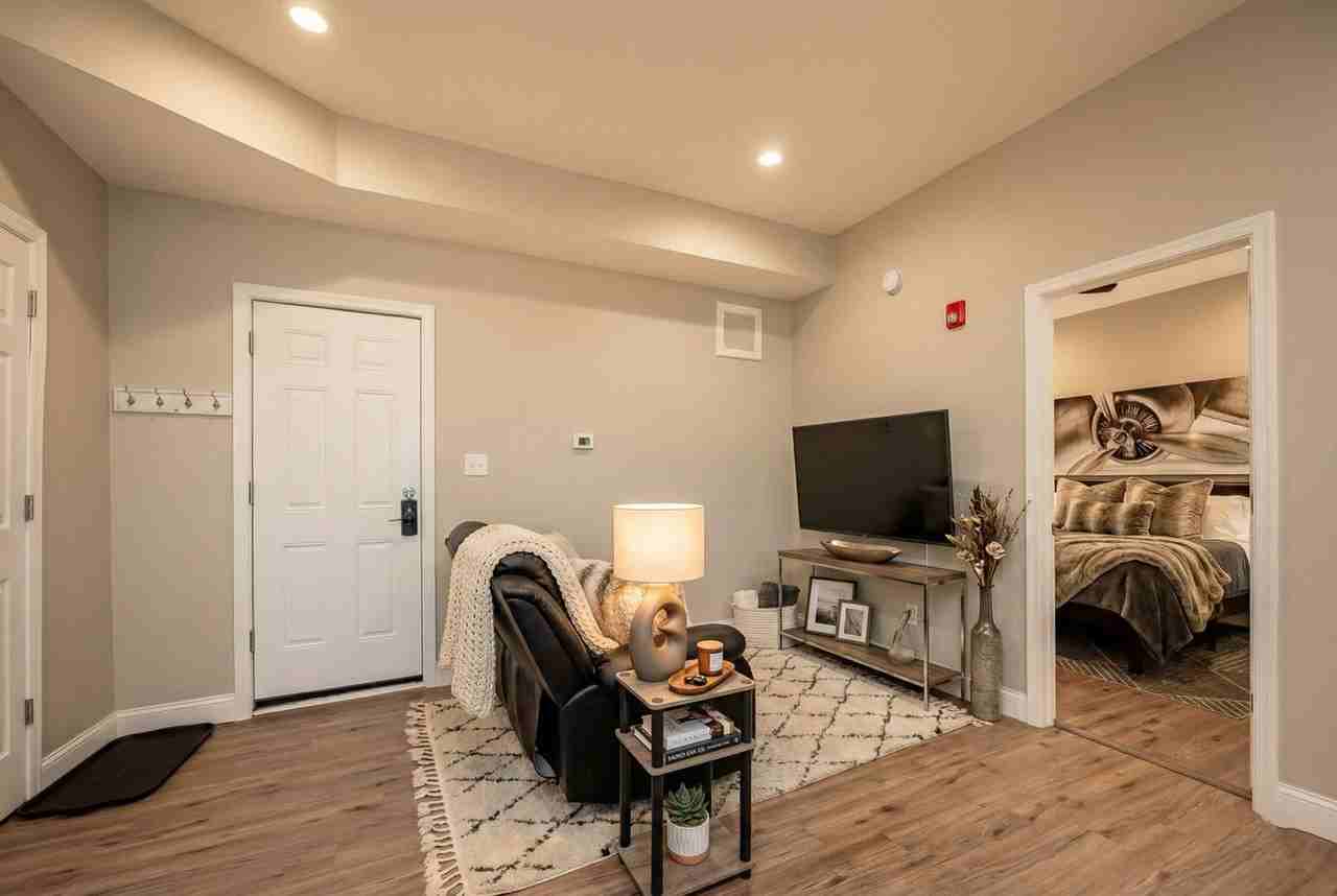 706 N Franklin St #1604261P - Photo 2 of 8