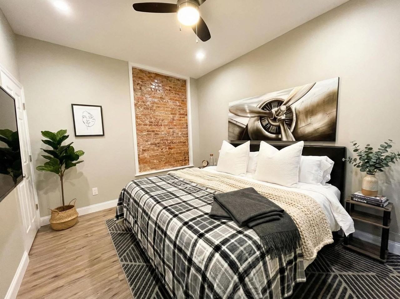 706 N Franklin St #1604261P - Photo 3 of 8