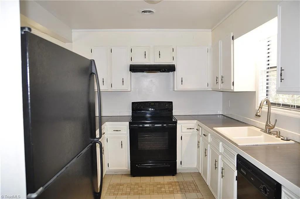 1504 Aspen Way - Photo 4 of 28