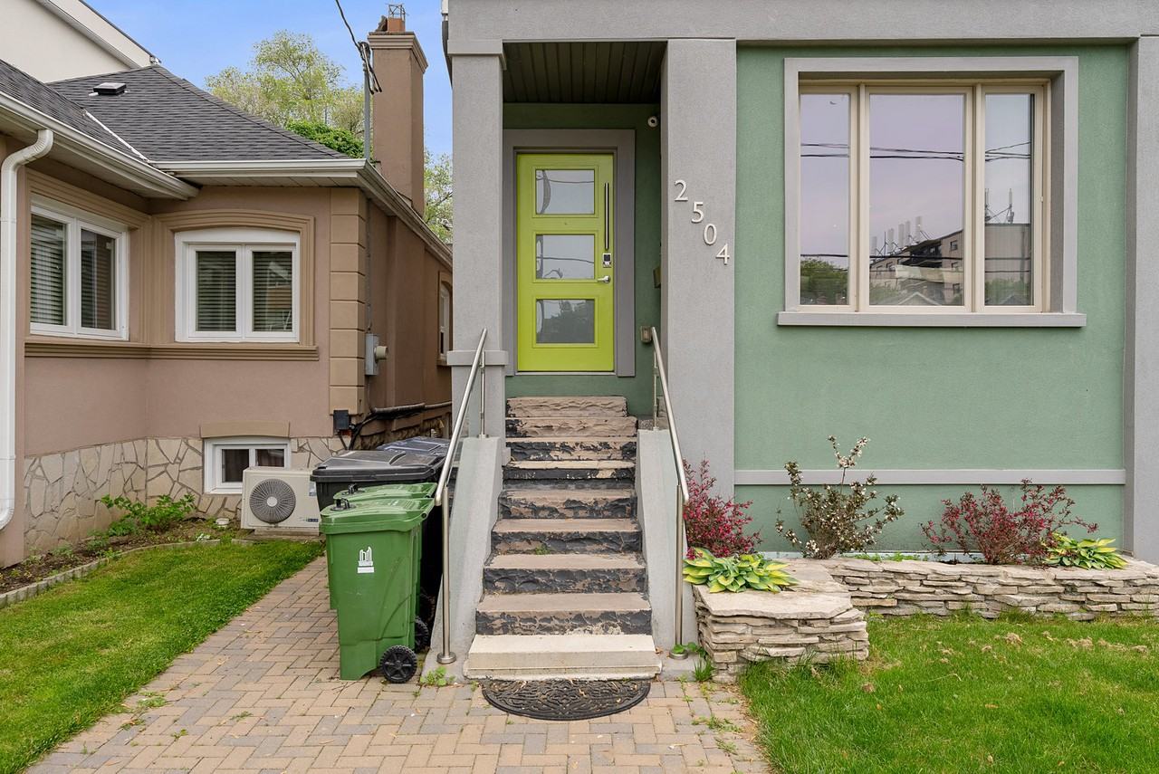 2504 Lake Shore Boulevard West #4 - Photo 3 of 31