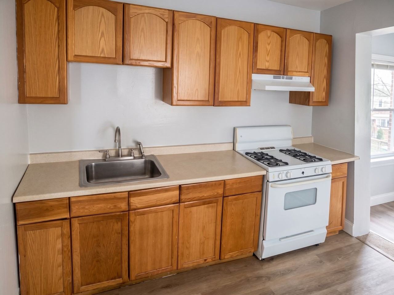 846 S Alden St - Photo 4 of 7