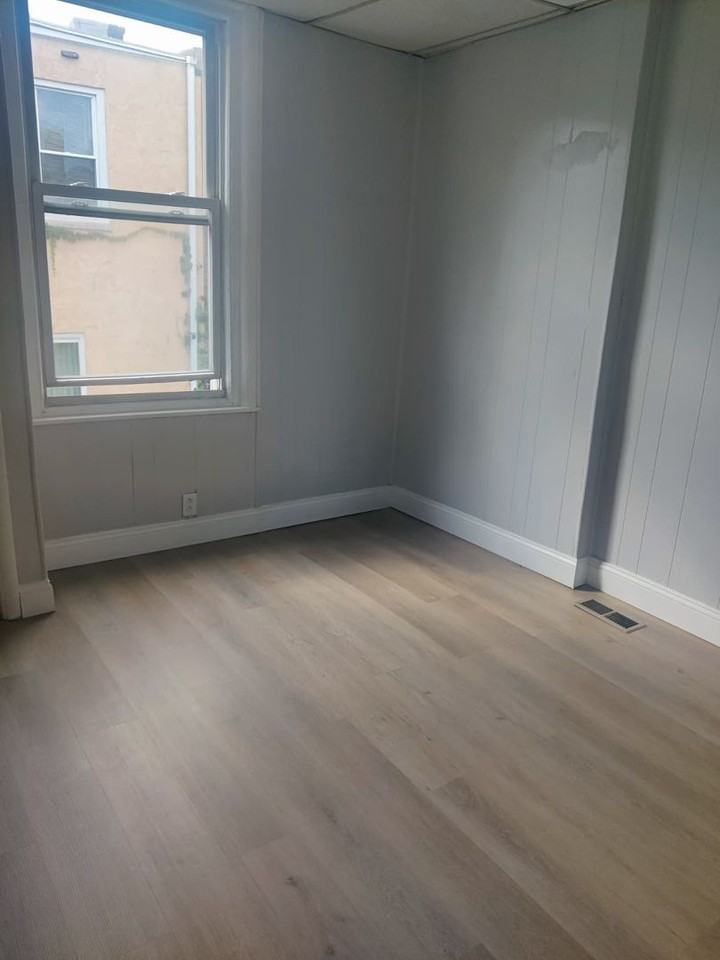 846 S Alden St - Photo 5 of 7