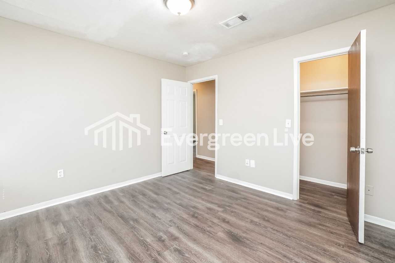 110 Larado Dr - Photo 4 of 15