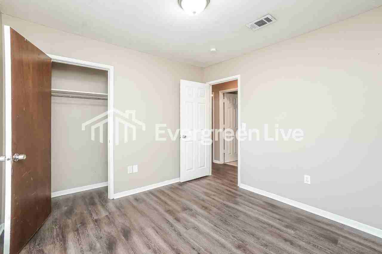 110 Larado Dr - Photo 5 of 15