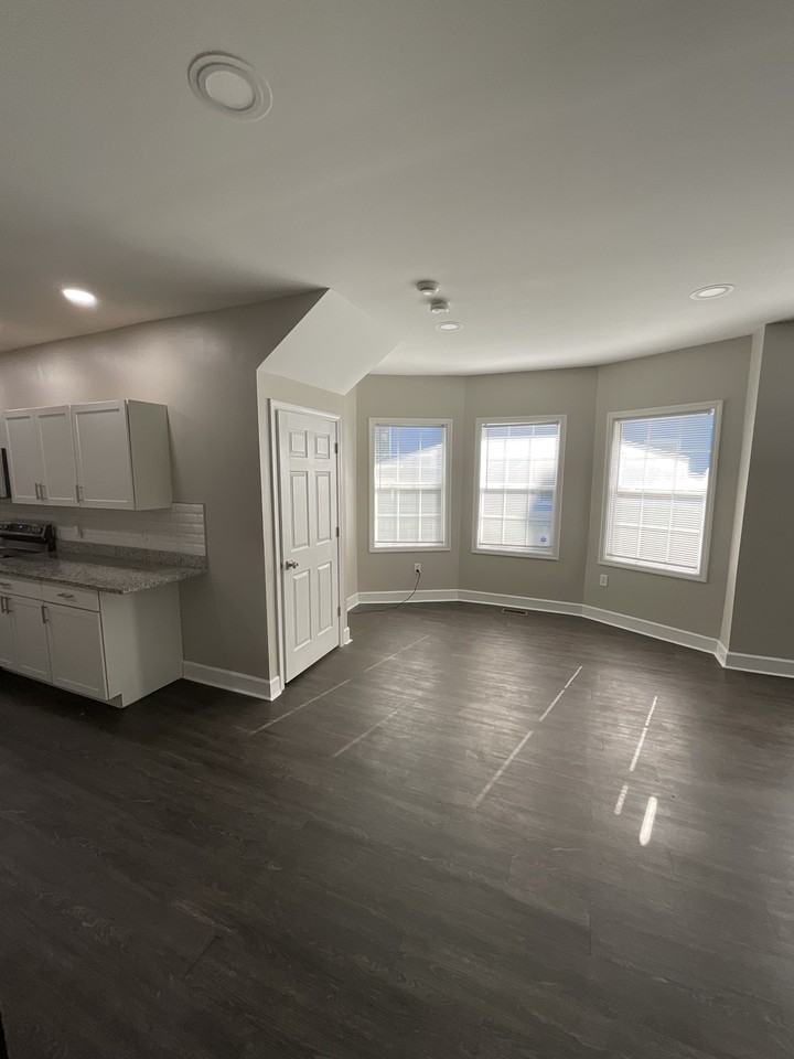 320 W 29th St #MAIN - Photo 5 of 30