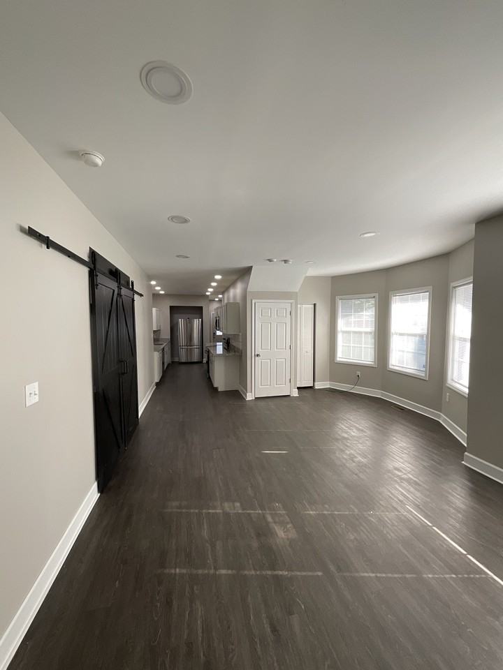 320 W 29th St #MAIN - Photo 6 of 30