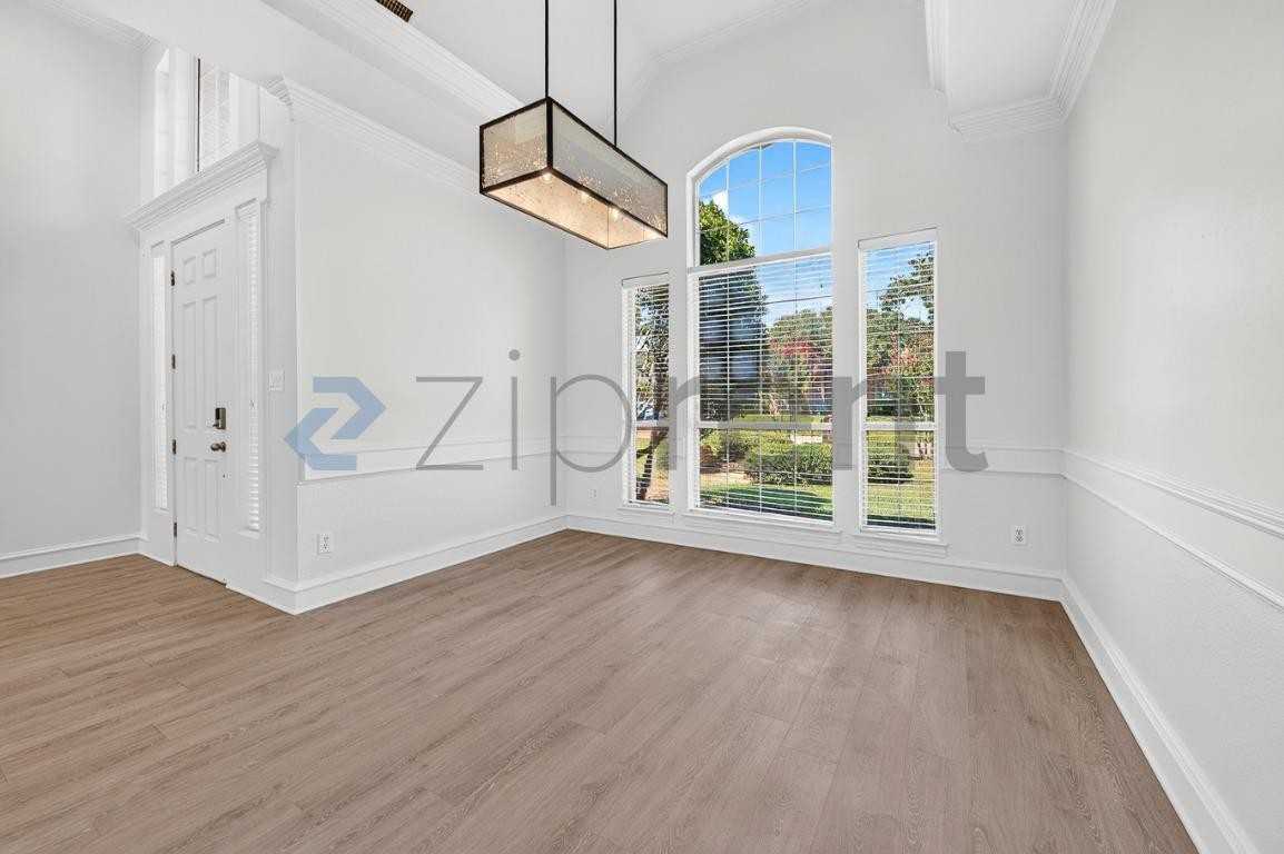 700 Lakehurst Ct - Photo 5 of 34