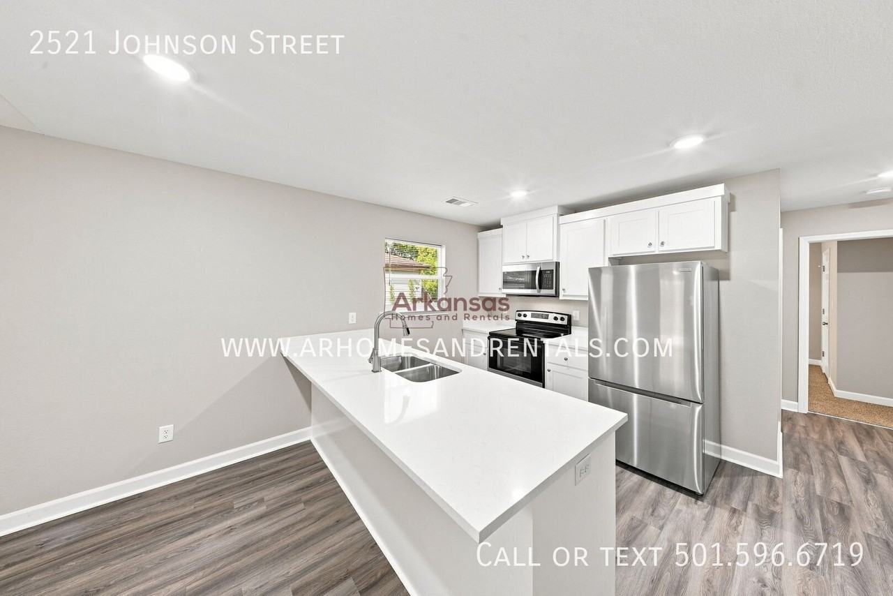 2521 Johnson St - Photo 4 of 14