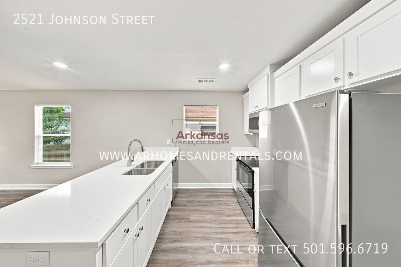 2521 Johnson St - Photo 5 of 14